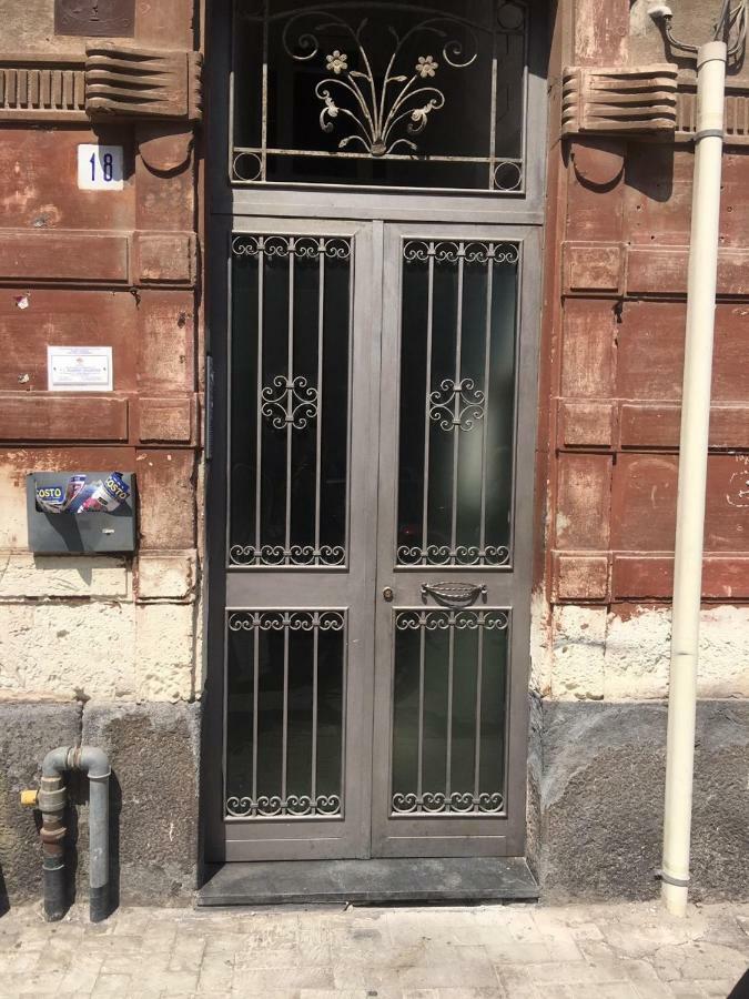 شقة A Casa Del Reuccio كاتانيا المظهر الخارجي الصورة